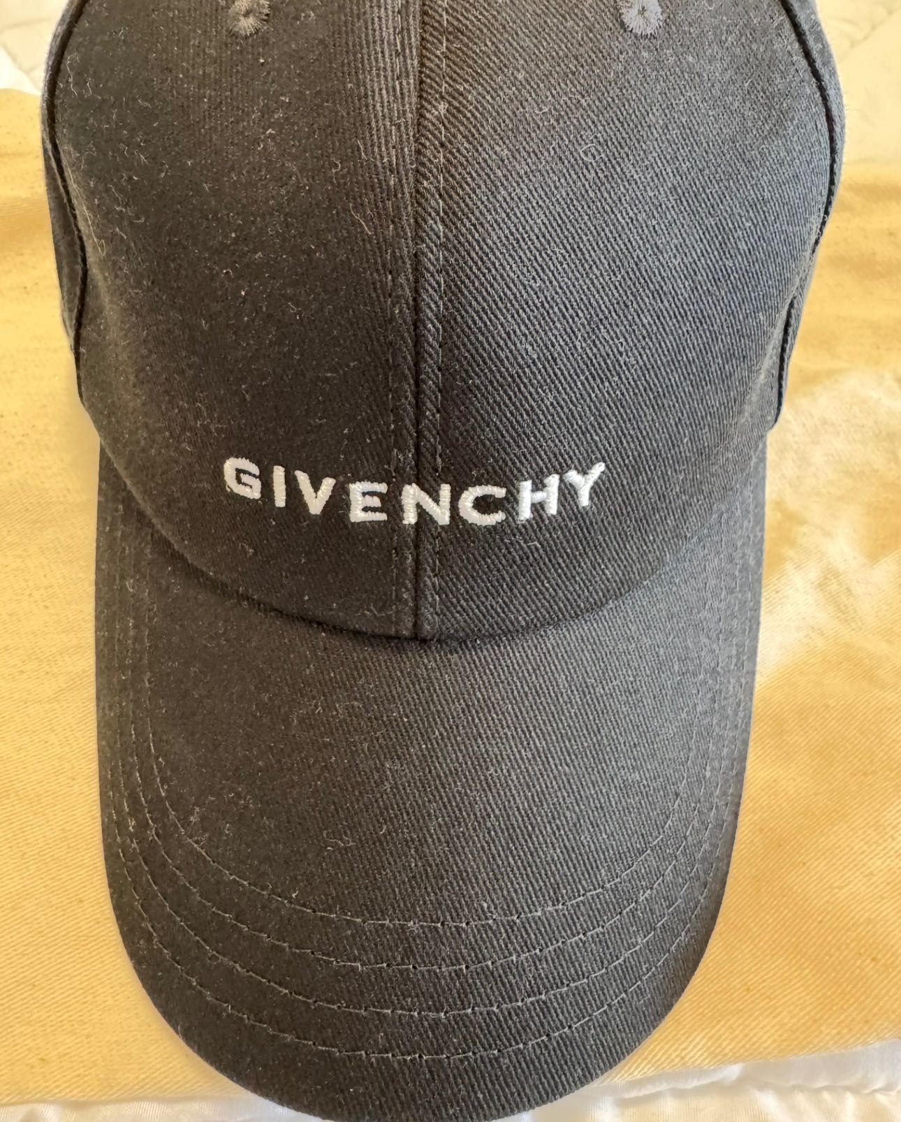 Шапка Givenchy черна