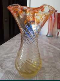 Цветочная ваза из цветного стекла