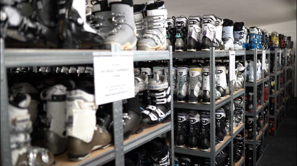 Schiuri, clapari de schi, snowboard, bocanci de snowboard, casca