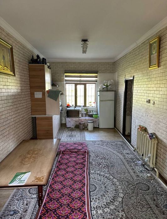 Зангиота зиёратгохи яқинида 4,5 сотихли, 6 хонали ховли сотилади.