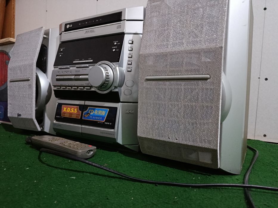 Музыкальный центр LG в хорошем состоянии.