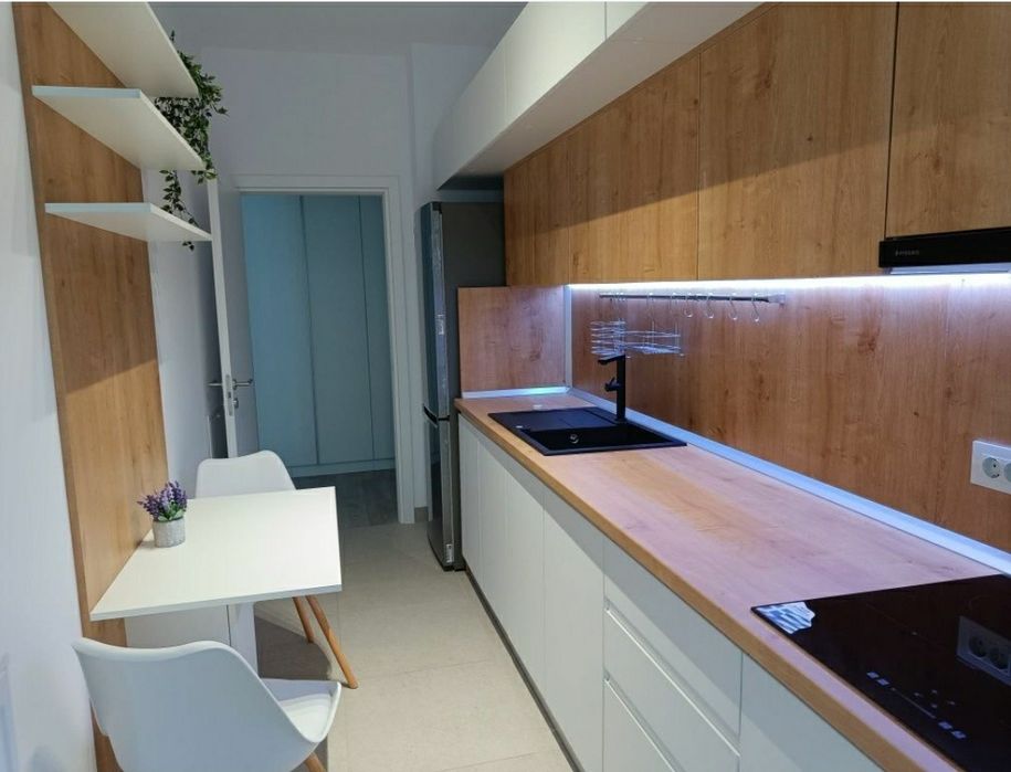 Închiriez apartament cu 2 camere