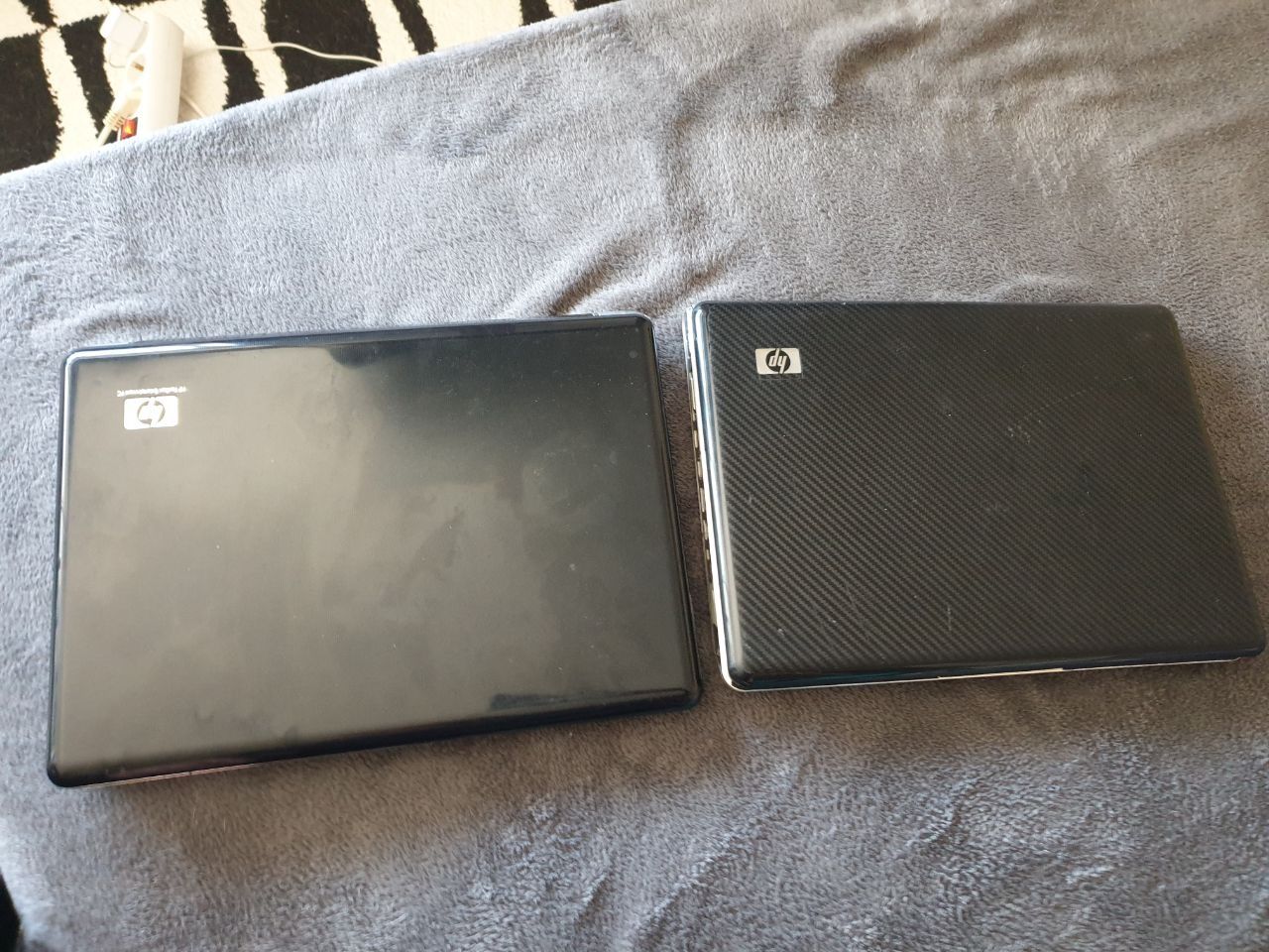 Doua laptopuri hp dv5 cu un incarcator fara bateri