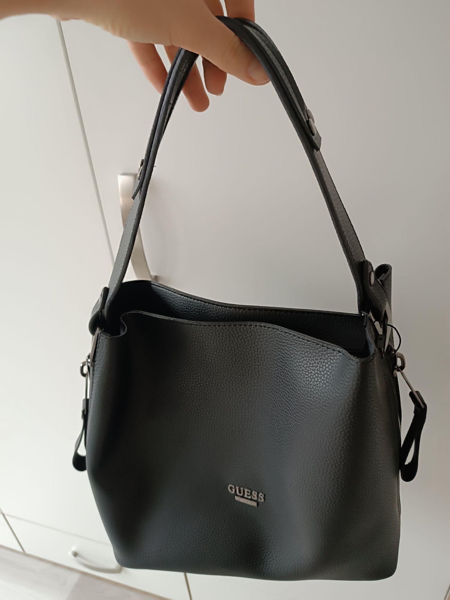 Черна кожена чанта Guess