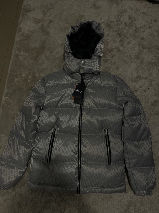 Geaca hugo boss pret 400 marimea S