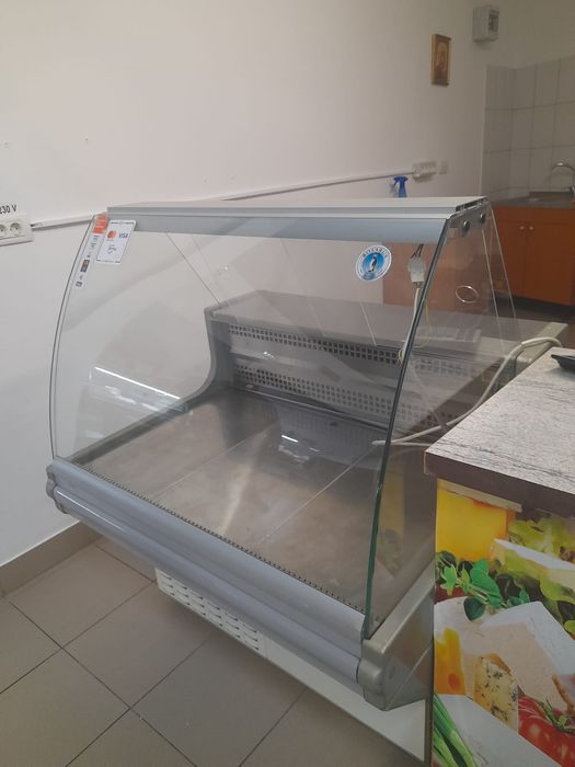 Vând vitrină frigorifica in stare foarte buna