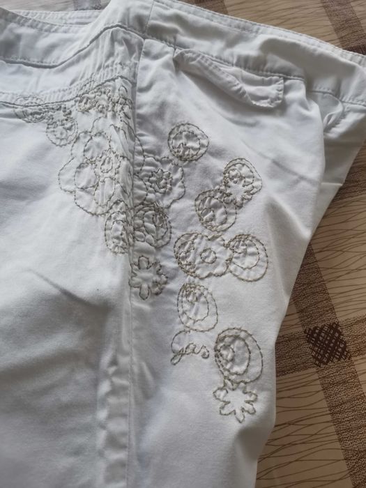 GAS в бяло панталонче с нежна бродерия