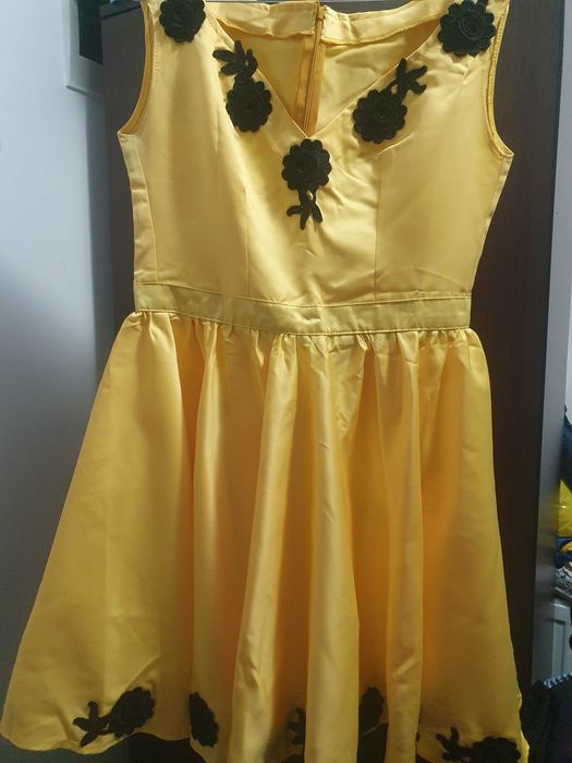 Rochie galbenă cu dantelă neagră