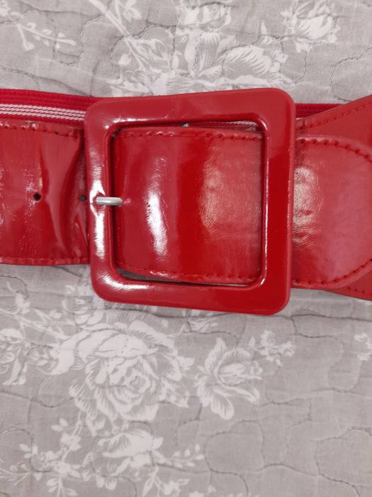 Curea roșie, elastică pentru damă