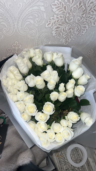 Цветы! Розы белые, розовые гортензии!