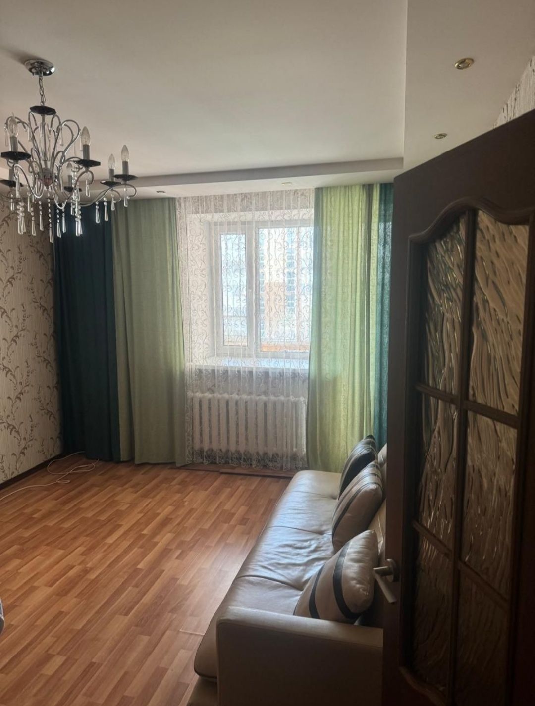 Два кожаных дивана и кресла