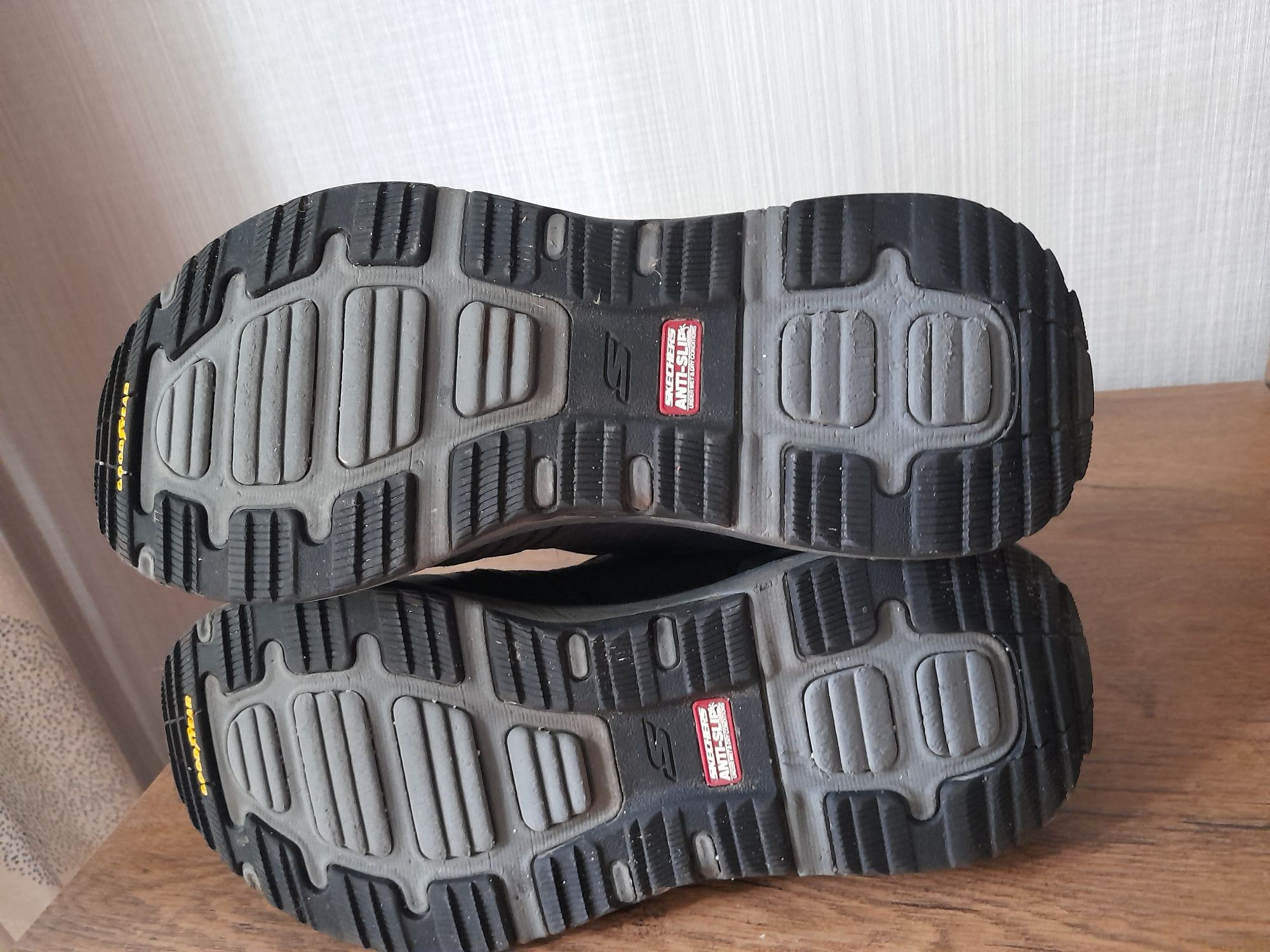 Skechers waterproof мъжки обувки 42 номер.