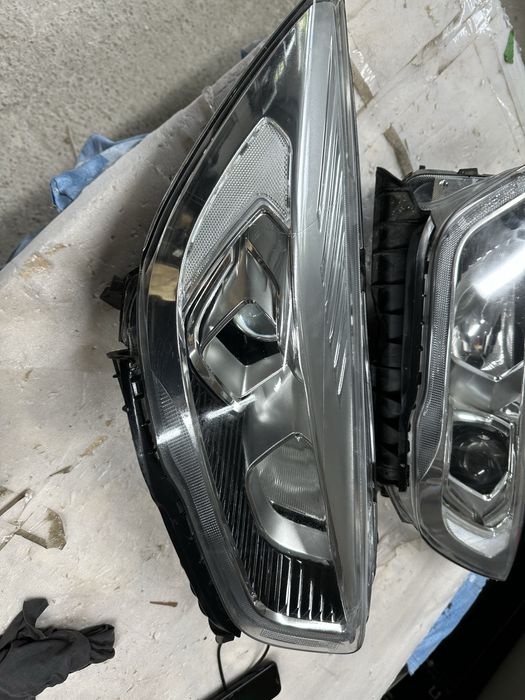 Faruri stânga dreapta ford kuga.2.facelift.