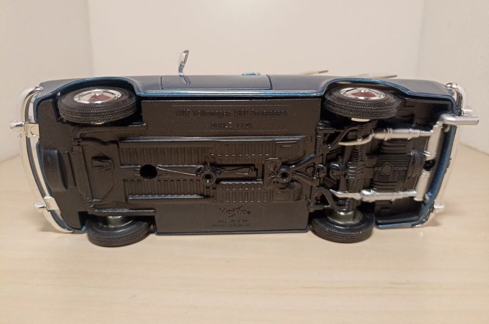 Volkswagen 1600
Scara 1:24
Produs maisto 
Material metal+plastic

Poze