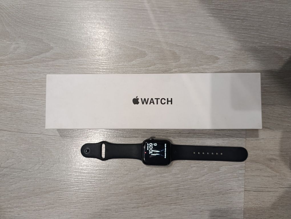 Продам : 1) Apple watch se 2) Xiaomi watch s3