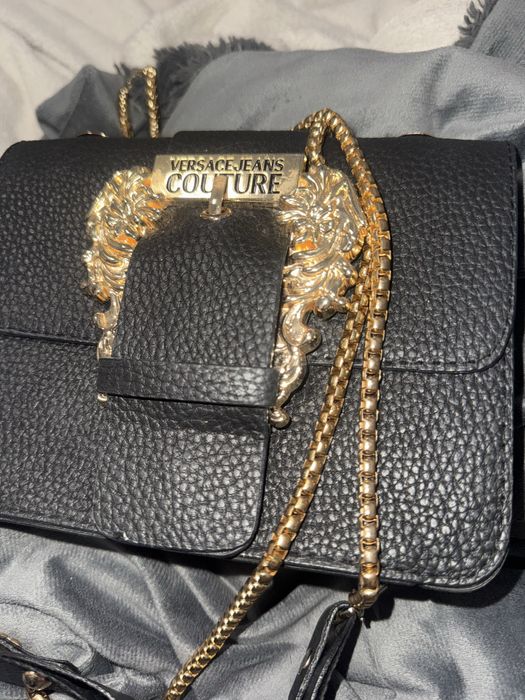 Чанта versace jeans couture в черно и златно с дълга златна дръжка.