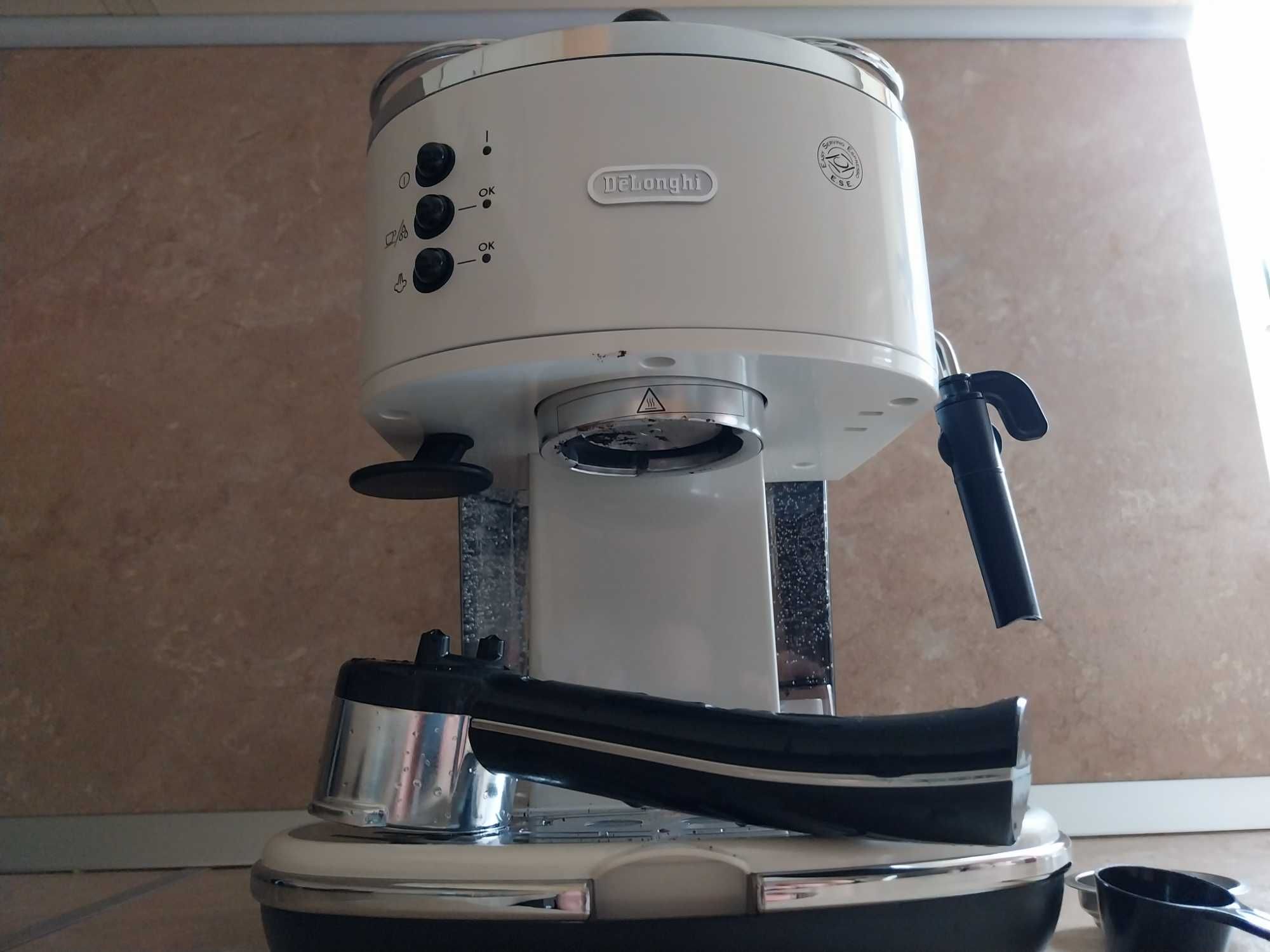 Нова кафема-шина DeLonghi