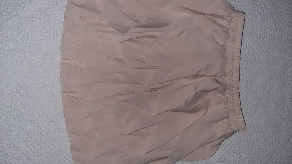 Fusta marimea 36 ce culoare crem purtata o data,impecabila