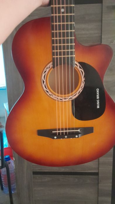 Akustic yangi gitara