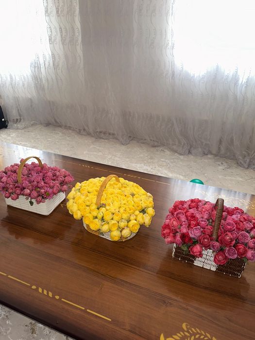 Пионовидные розы в корзине, свежие цветы