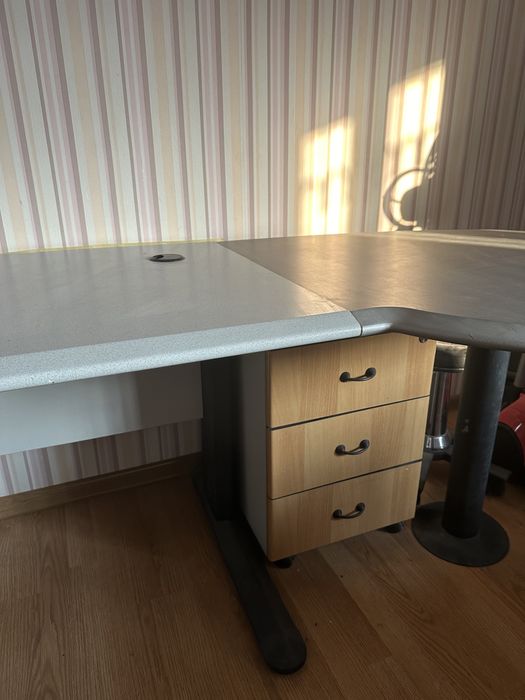 Стол письменный, полка на колесах, стул