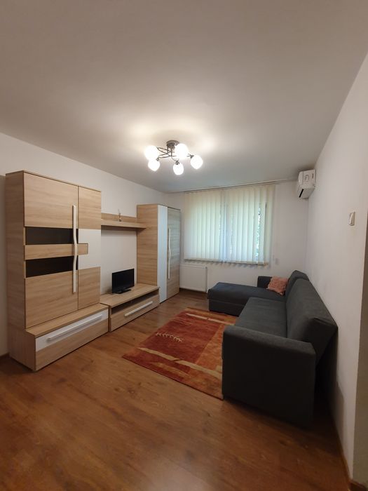 Închiriez apartament  pe Romanilor