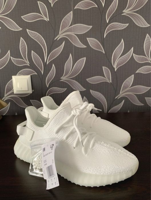 Yeezy 350 noi cu eticheta