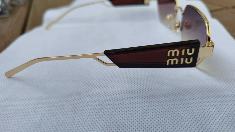 Ochelari de soare Miu Miu lentila maro, rama aurie, brat negru