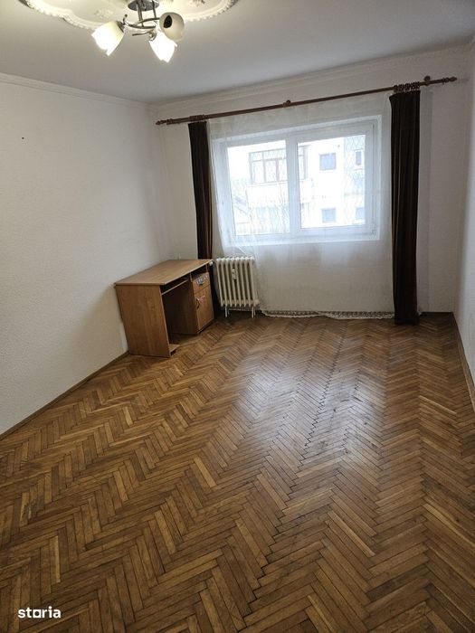 Vând apartament cu 2 camere, etaj intermediar, la preț avantajos