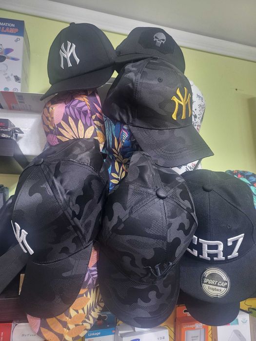 Стилни шапки с надписи