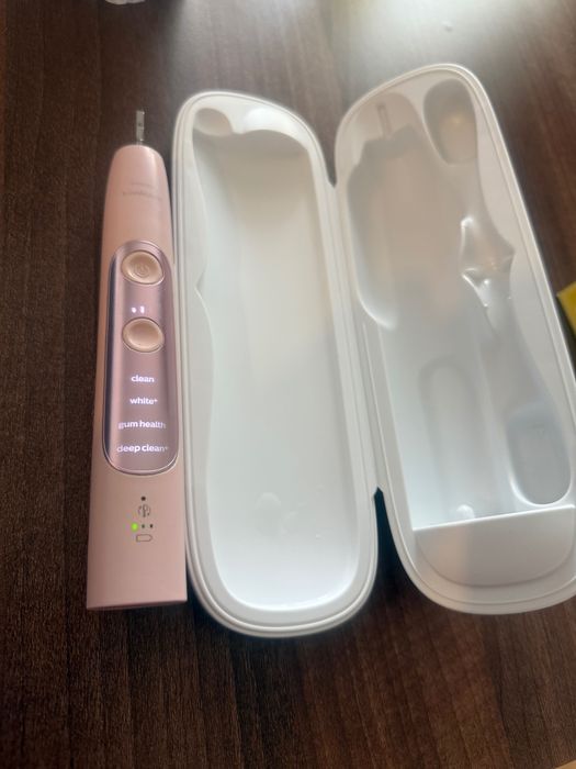 Periuță de dinți roz Philips Sonicare HX962P 1C si travel case