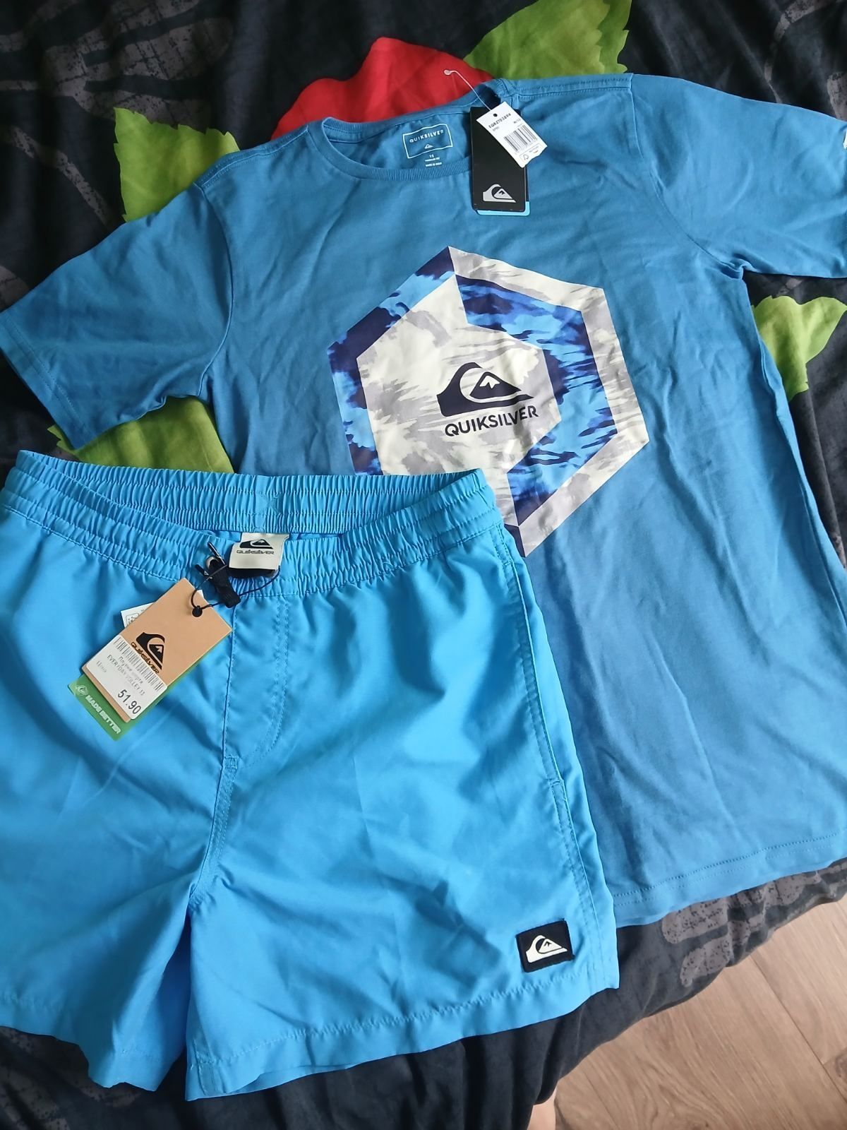 Quiksilver къси панталони и тениска