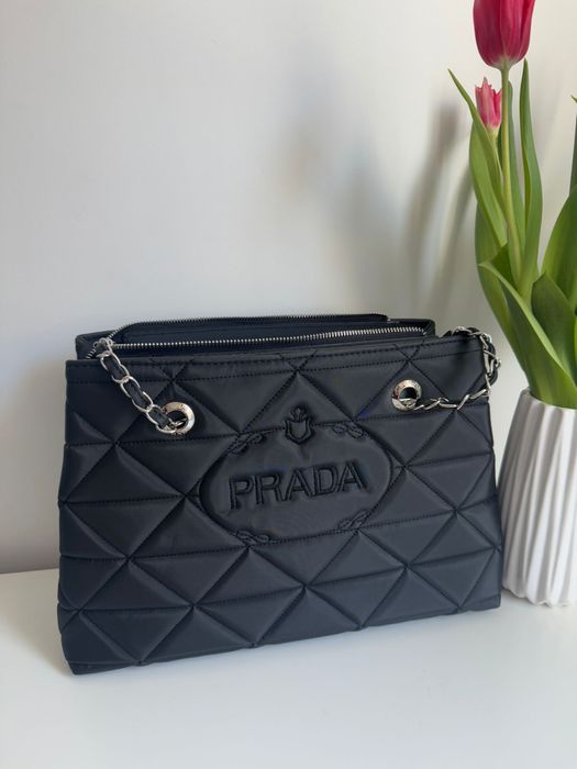 Prada geanta poseta neagra din fas