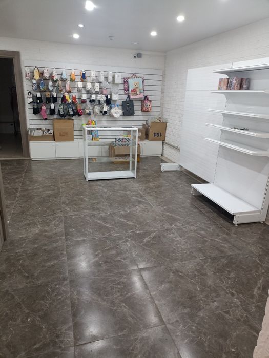 Продам витрину стеклянную, витрину с крючками и шкафчиками, стеллажи м