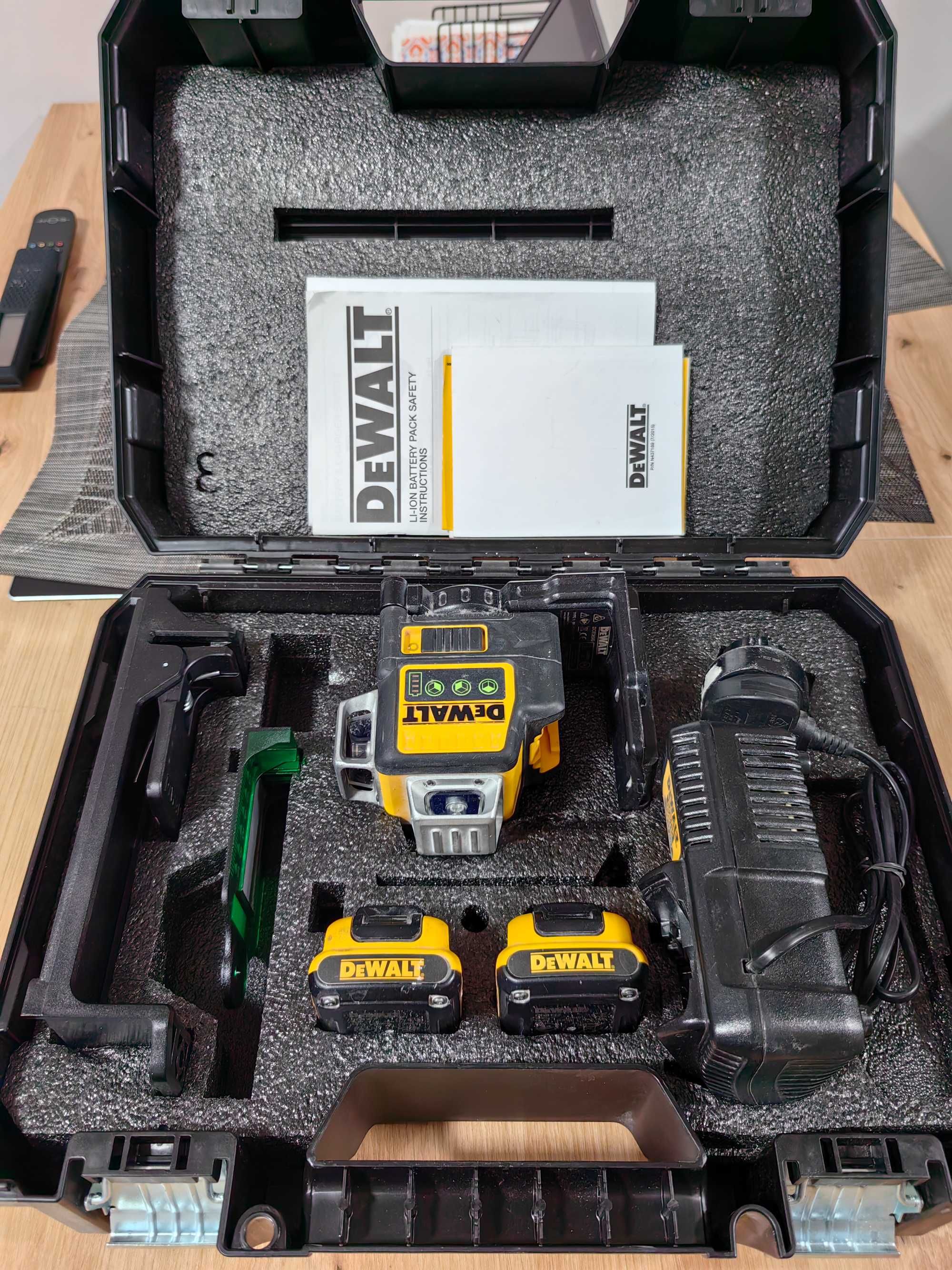 Лазерен нивелир DeWALT DCE089G  360° 3 зелени лъча, две батерии