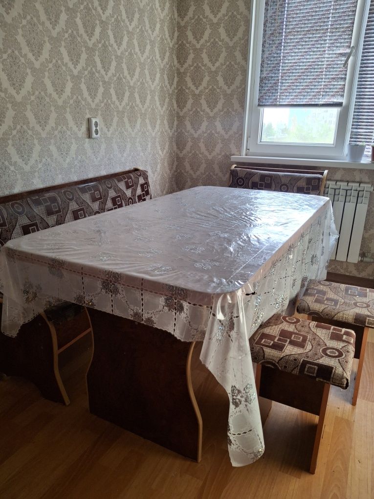 Стол со стульями