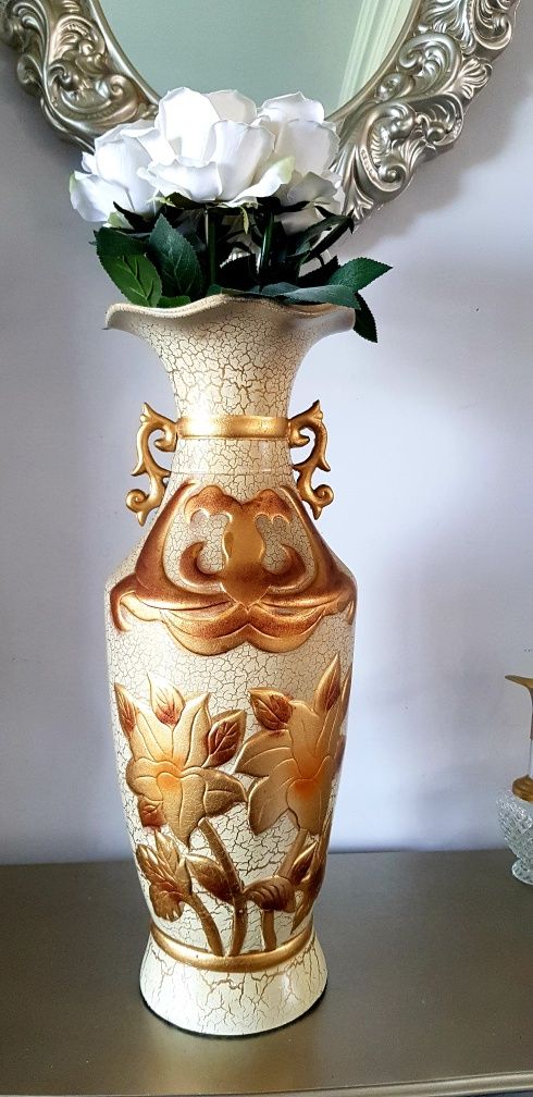 Vas vechi din ceramică glazurata