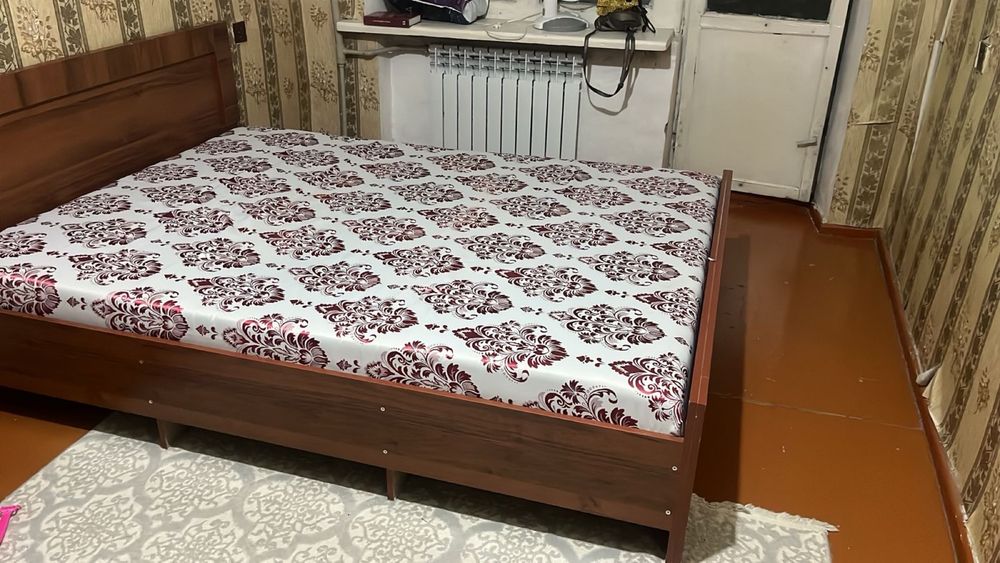 Кровать.