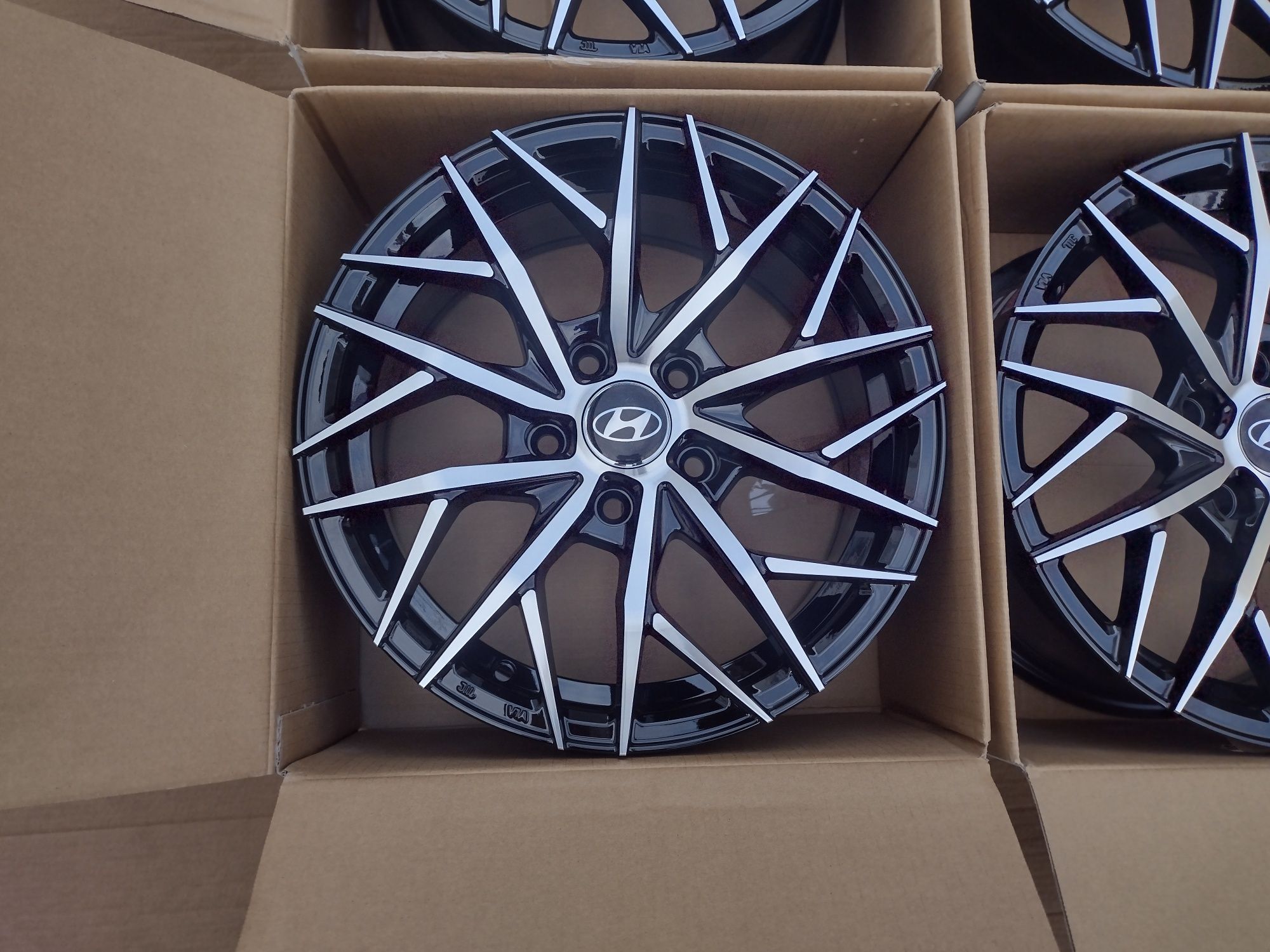 Jante Hyundai pe R16 Noi - Bicolore cu 5 x 114.3 R16 Negru Crom