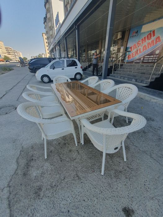 To'qilgan stol stullar