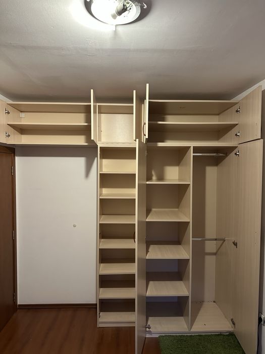 Бял гардероб с шкафчета и място за закачалки