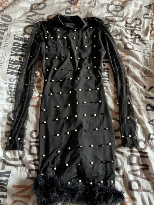 Рокля с перли и пухче