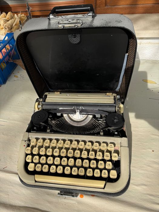 Пишеща машина с кирилица