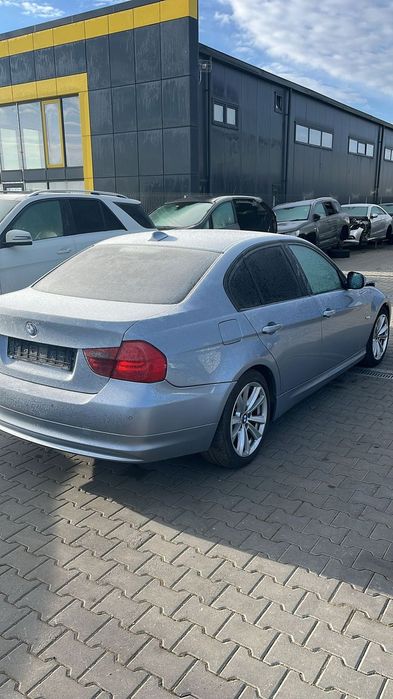 Dezmembram BMW seria 3 E90 320d din 2009