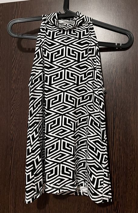 Top cu guler, alb-negru