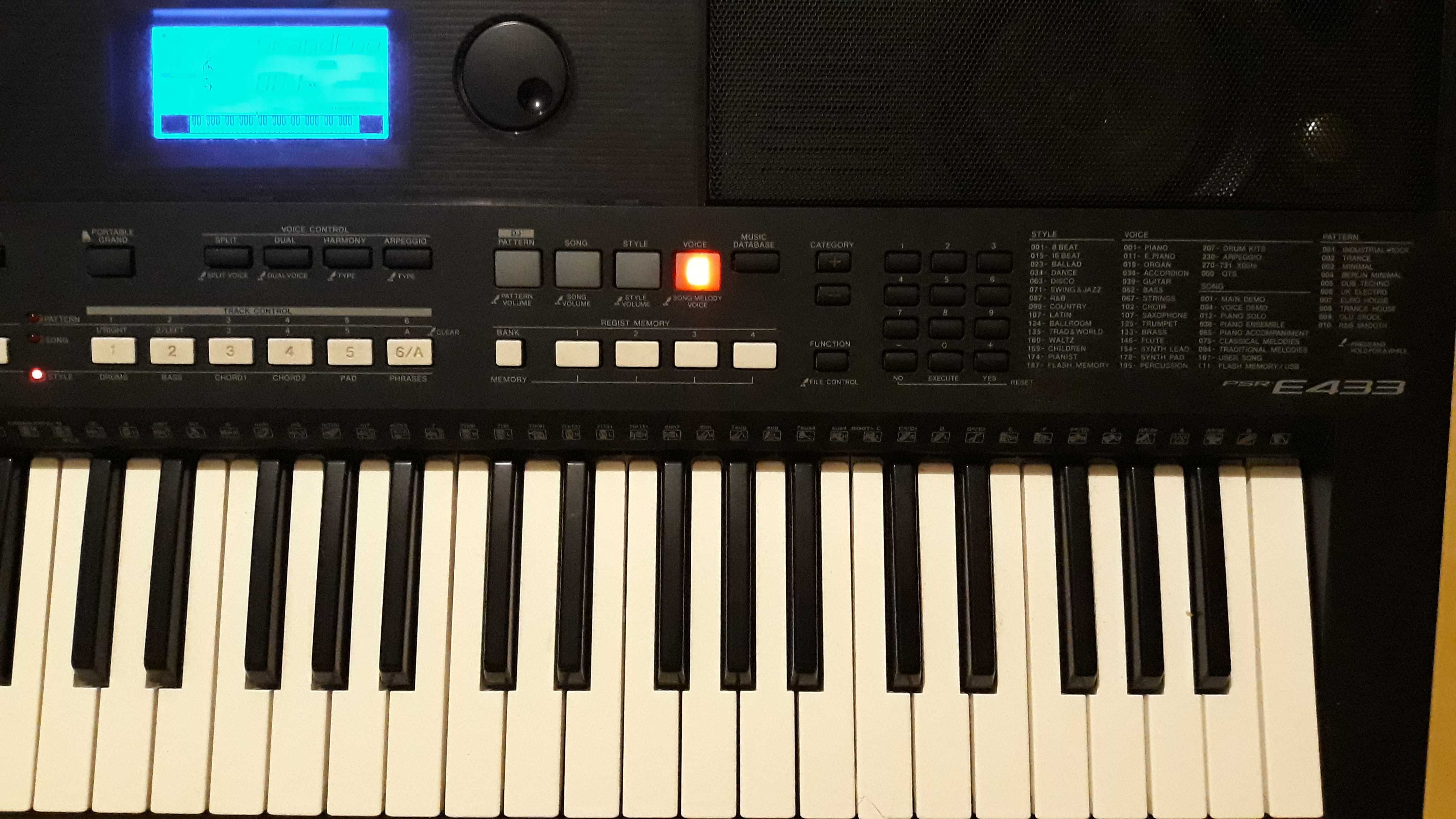 Продавам синтезатор Yamaha PSR-E433 подходящ също и за изучаващи пиано