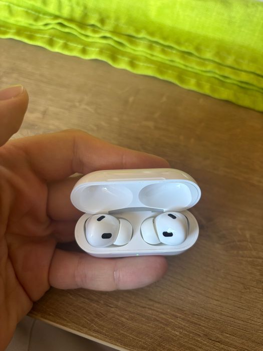 Продавам ОРИГИНАЛНИ Apple AirPods Pro (2nd Generation) с USB-C