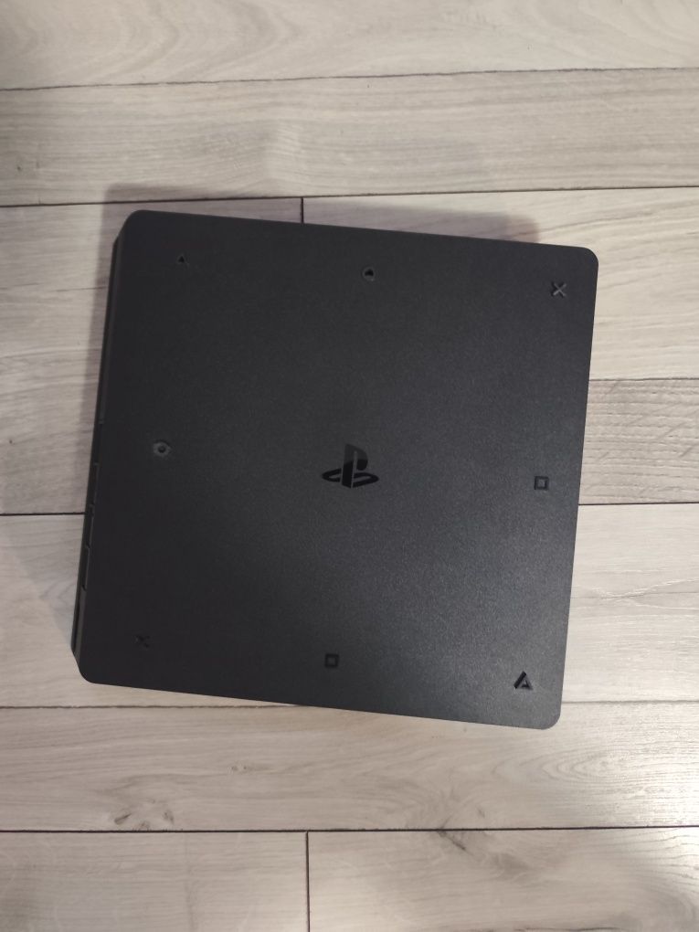 PS 4 Slim в перфектно състояние
