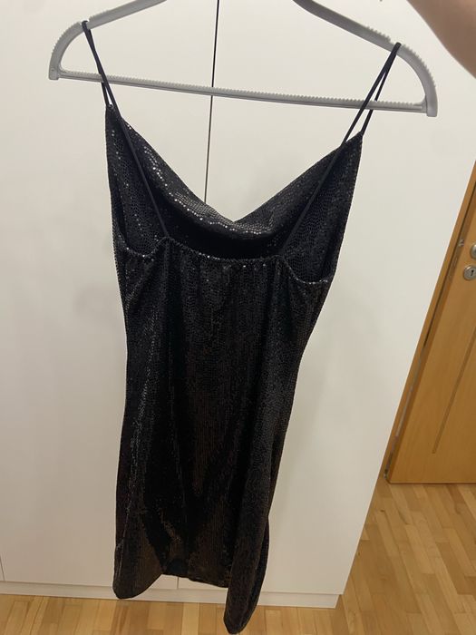 Черна къса рокля с пайети