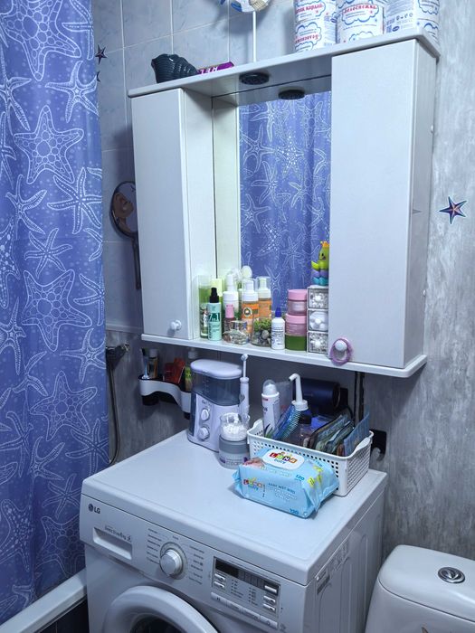 Шкаф навесной с зеркалом в ванную